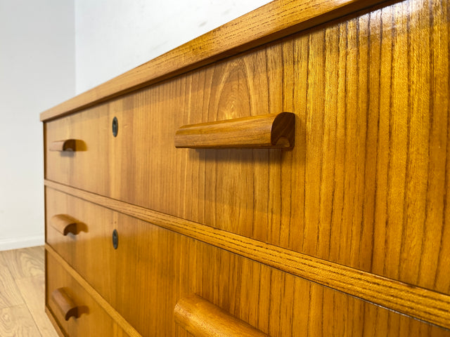 WMK Besonders schöne und sehr gut erhaltene skandinavische 50er Jahre Kommode aus vollem Holz mit Schubladen & Holzgriffen # Kommode Sideboard Wäschekommode Schubladenkommode Vintage Mid-Century 60er