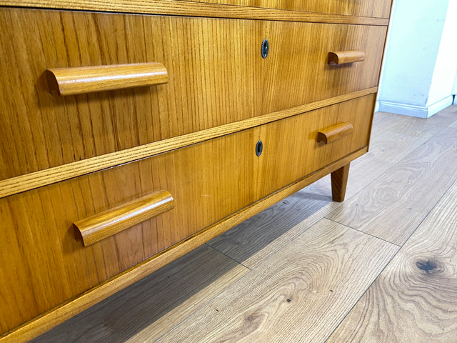 WMK Besonders schöne und sehr gut erhaltene skandinavische 50er Jahre Kommode aus vollem Holz mit Schubladen & Holzgriffen # Kommode Sideboard Wäschekommode Schubladenkommode Vintage Mid-Century 60er