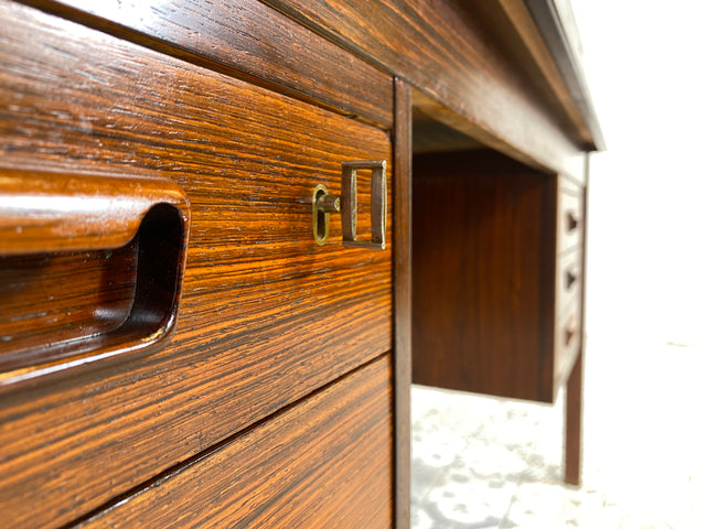 WMK Stilvoller & sehr gut erhaltener großer skandinavischer Schreibtisch in edlem Palisander mit Schubladen & freistellend # Arbeitstisch Bürotisch Desk Chefschreibtisch Mid-Century Vintage