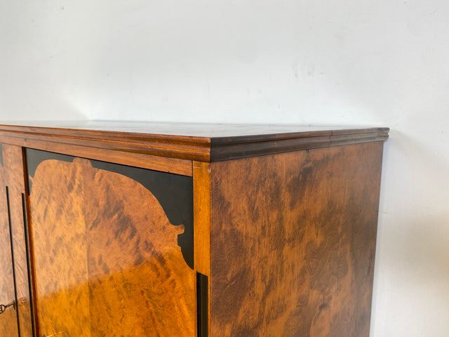 WMK Vornehmer und sehr gut erhaltener antiker schwedischer Schrank , Massivholz im edlen Wurzelholzfurnier, mit Schubladen # Leinenschrank Wäscheschrank Highboard Kommode Jugendstil Art Deco Vintage