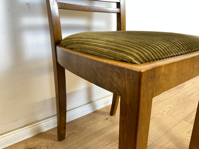 WMK 1/2 Hochwertiger und sehr gut erhaltener 1930er Jahre Art Deco Stuhl mit Originalbezug aus grünem Cordstoff # Esszimmerstuhl Küchenstuhl Dining Chair Holzstuhl Cord Mid-Century Antik Vintage 40er