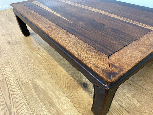 WMK Sehr schöner jedoch etwas abgerockter niedriger Vintage Couchtisch aus vollem Holz # großer Wohnzimmertisch Opiumtisch Coffee Table # Lieferung möglich