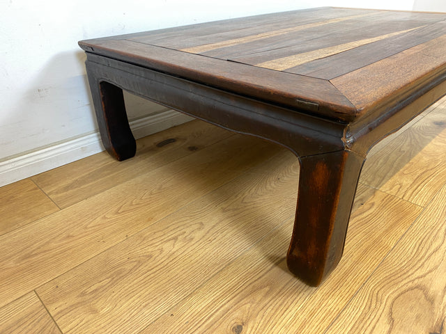 WMK Sehr schöner jedoch etwas abgerockter niedriger Vintage Couchtisch aus vollem Holz # großer Wohnzimmertisch Opiumtisch Coffee Table # Lieferung möglich