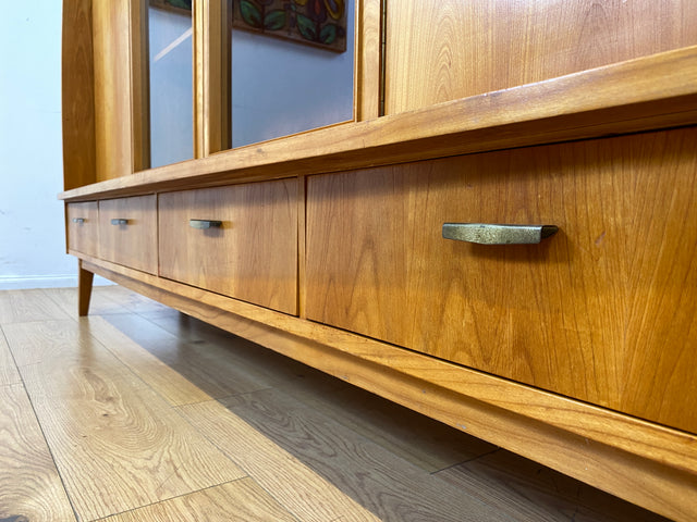 WMK I Stilvoller heller Mid-Century Wohnzimmerschrank mit Vitrine und Schubladen I Highboard Bücherschrank Büchervitrine Schrank Sideboard Glasvitrine 50er 60er Vintage I