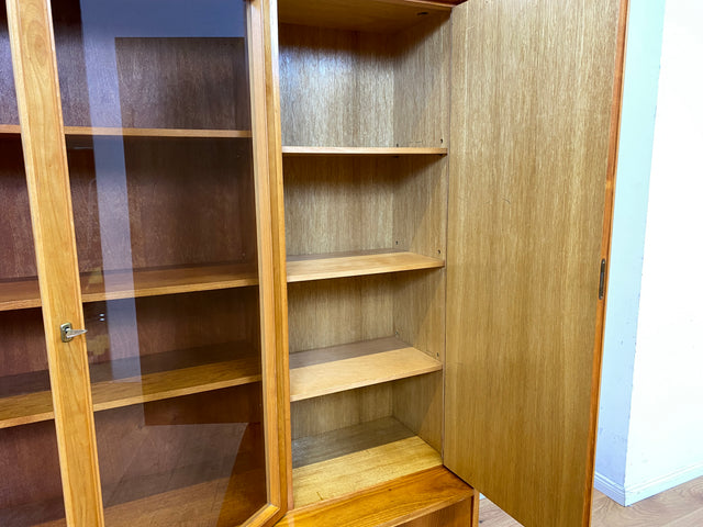 WMK I Stilvoller heller Mid-Century Wohnzimmerschrank mit Vitrine und Schubladen I Highboard Bücherschrank Büchervitrine Schrank Sideboard Glasvitrine 50er 60er Vintage I