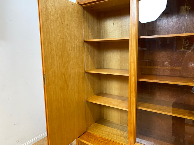 WMK I Stilvoller heller Mid-Century Wohnzimmerschrank mit Vitrine und Schubladen I Highboard Bücherschrank Büchervitrine Schrank Sideboard Glasvitrine 50er 60er Vintage I