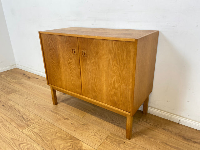 WMK Stilvolle,minimalistische & gut erhaltene skandinavische Kommode in Eiche mit designtypischen Griffen # Sideboard Fernsehkommode Wäschekommode TV-Lowboard TV-Board Schrank Vintage Mid-Century 60er