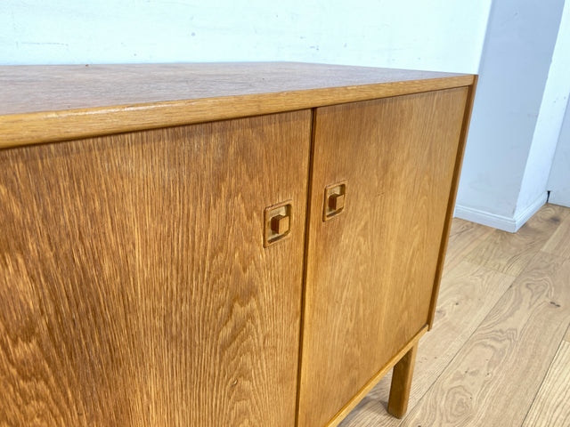 WMK Stilvolle,minimalistische & gut erhaltene skandinavische Kommode in Eiche mit designtypischen Griffen # Sideboard Fernsehkommode Wäschekommode TV-Lowboard TV-Board Schrank Vintage Mid-Century 60er