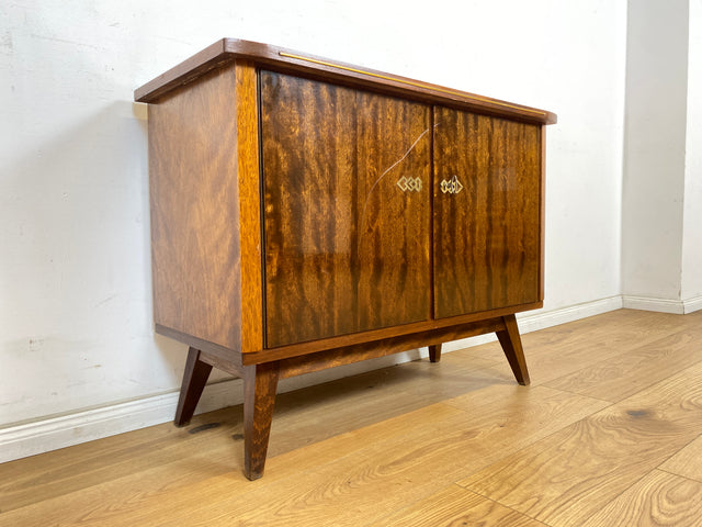 WMK Formschöne & gut erhaltene Mid-Century Kommode aus vollem Holz mit hübschen Messingbeschlägen, aus 1964  # Sideboard TV-Lowboard Fernsehkommode Wäschekommode Anrichte Rockabilly Vintage 50er 60er