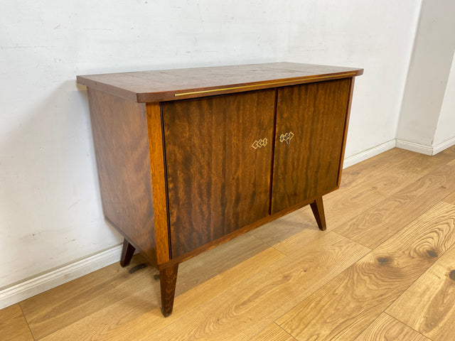 WMK Formschöne & gut erhaltene Mid-Century Kommode aus vollem Holz mit hübschen Messingbeschlägen, aus 1964  # Sideboard TV-Lowboard Fernsehkommode Wäschekommode Anrichte Rockabilly Vintage 50er 60er