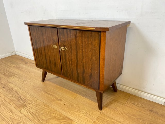 WMK Formschöne & gut erhaltene Mid-Century Kommode aus vollem Holz mit hübschen Messingbeschlägen, aus 1964  # Sideboard TV-Lowboard Fernsehkommode Wäschekommode Anrichte Rockabilly Vintage 50er 60er