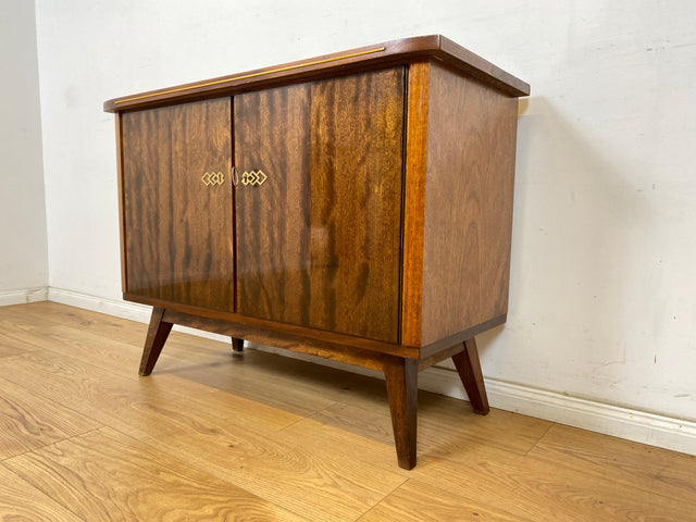 WMK Formschöne & gut erhaltene Mid-Century Kommode aus vollem Holz mit hübschen Messingbeschlägen, aus 1964  # Sideboard TV-Lowboard Fernsehkommode Wäschekommode Anrichte Rockabilly Vintage 50er 60er