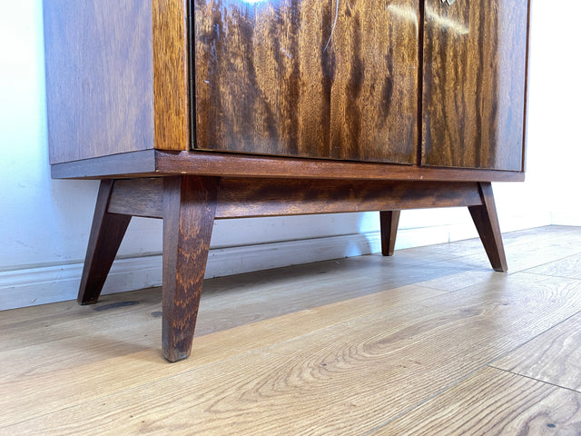 WMK Formschöne & gut erhaltene Mid-Century Kommode aus vollem Holz mit hübschen Messingbeschlägen, aus 1964  # Sideboard TV-Lowboard Fernsehkommode Wäschekommode Anrichte Rockabilly Vintage 50er 60er