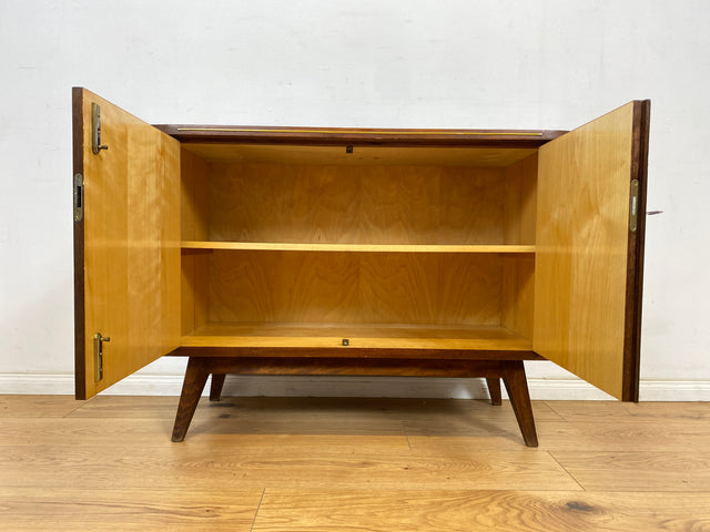 WMK Formschöne & gut erhaltene Mid-Century Kommode aus vollem Holz mit hübschen Messingbeschlägen, aus 1964  # Sideboard TV-Lowboard Fernsehkommode Wäschekommode Anrichte Rockabilly Vintage 50er 60er