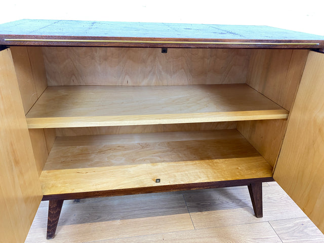 WMK Formschöne & gut erhaltene Mid-Century Kommode aus vollem Holz mit hübschen Messingbeschlägen, aus 1964  # Sideboard TV-Lowboard Fernsehkommode Wäschekommode Anrichte Rockabilly Vintage 50er 60er