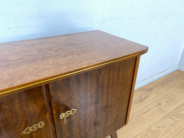 WMK Formschöne & gut erhaltene Mid-Century Kommode aus vollem Holz mit hübschen Messingbeschlägen, aus 1964  # Sideboard TV-Lowboard Fernsehkommode Wäschekommode Anrichte Rockabilly Vintage 50er 60er