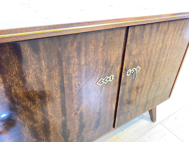 WMK Formschöne & gut erhaltene Mid-Century Kommode aus vollem Holz mit hübschen Messingbeschlägen, aus 1964  # Sideboard TV-Lowboard Fernsehkommode Wäschekommode Anrichte Rockabilly Vintage 50er 60er