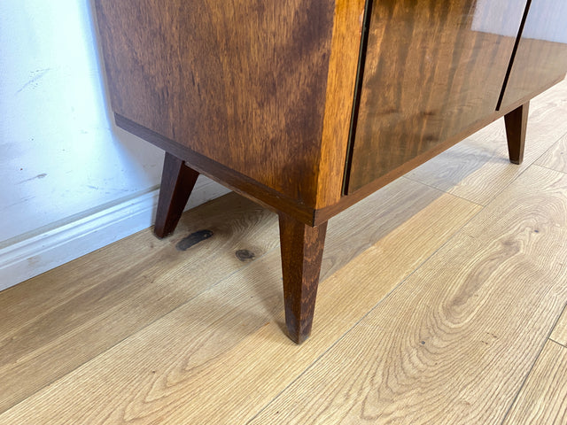 WMK Formschöne & gut erhaltene Mid-Century Kommode aus vollem Holz mit hübschen Messingbeschlägen, aus 1964  # Sideboard TV-Lowboard Fernsehkommode Wäschekommode Anrichte Rockabilly Vintage 50er 60er