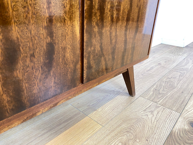 WMK Formschöne & gut erhaltene Mid-Century Kommode aus vollem Holz mit hübschen Messingbeschlägen, aus 1964  # Sideboard TV-Lowboard Fernsehkommode Wäschekommode Anrichte Rockabilly Vintage 50er 60er