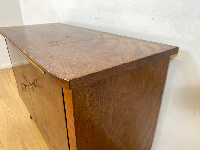 WMK Formschöne & gut erhaltene Mid-Century Kommode aus vollem Holz mit hübschen Messingbeschlägen, aus 1964  # Sideboard TV-Lowboard Fernsehkommode Wäschekommode Anrichte Rockabilly Vintage 50er 60er