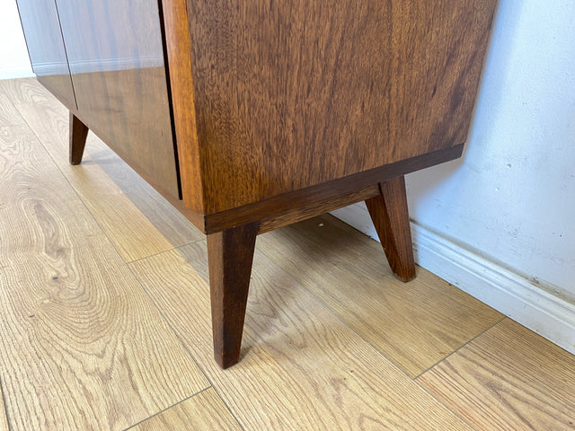 WMK Formschöne & gut erhaltene Mid-Century Kommode aus vollem Holz mit hübschen Messingbeschlägen, aus 1964  # Sideboard TV-Lowboard Fernsehkommode Wäschekommode Anrichte Rockabilly Vintage 50er 60er