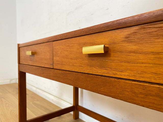 WMK Sehr schönes & gut erhaltenes skandinavisches 70er Jahre Lowboard in Teakholz mit Schubladen & hübschen Messinggriffen # Kommode Flurkommode TV-Lowboard Sideboard Mid-Century Danish Design Vintage