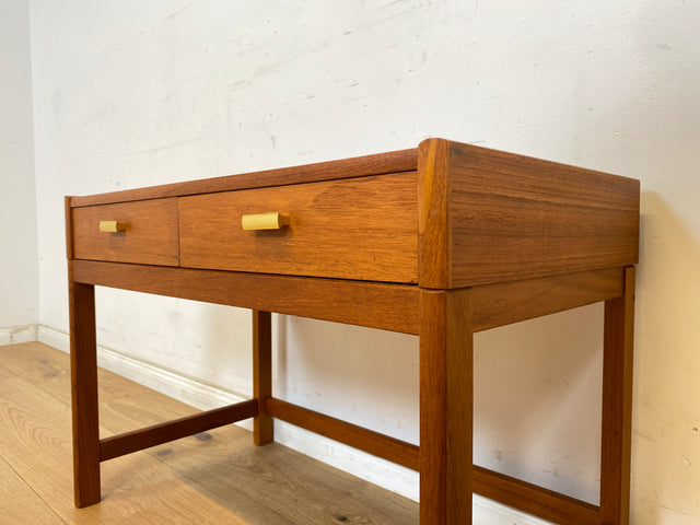 WMK Sehr schönes & gut erhaltenes skandinavisches 70er Jahre Lowboard in Teakholz mit Schubladen & hübschen Messinggriffen # Kommode Flurkommode TV-Lowboard Sideboard Mid-Century Danish Design Vintage