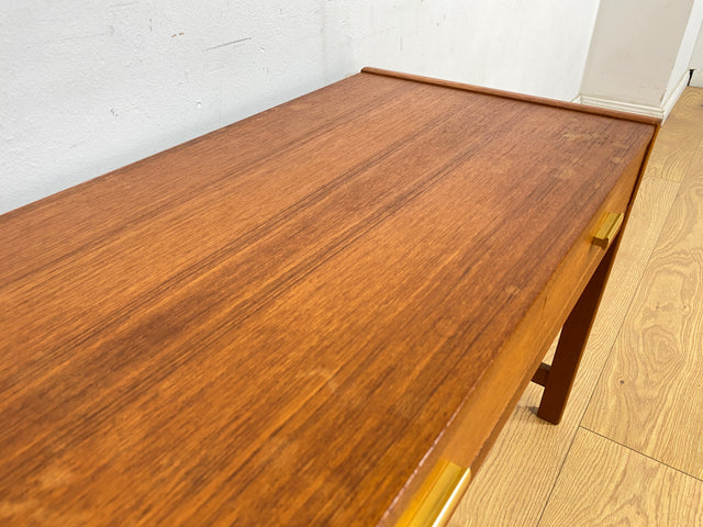 WMK Sehr schönes & gut erhaltenes skandinavisches 70er Jahre Lowboard in Teakholz mit Schubladen & hübschen Messinggriffen # Kommode Flurkommode TV-Lowboard Sideboard Mid-Century Danish Design Vintage