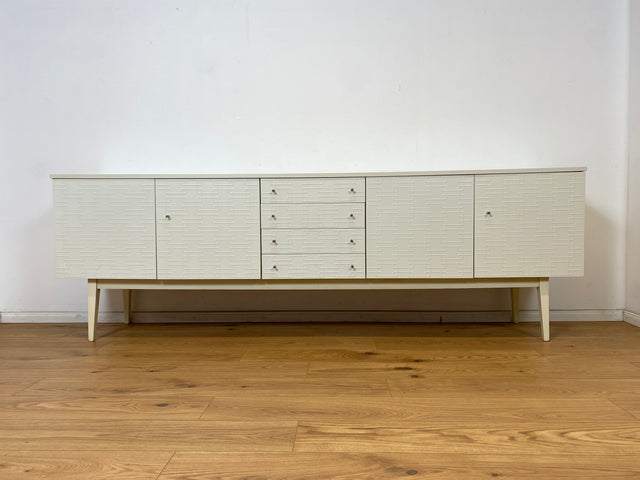 WMK Stilvolles und gut erhaltenes weißes 70er Jahre Sideboard mit Schubladen, Messinggriffen und seltenen reliefartigen Fronten # Kommode TV-Bank TV-Lowboard Fernsehschrank Anrichte Retro Vintage