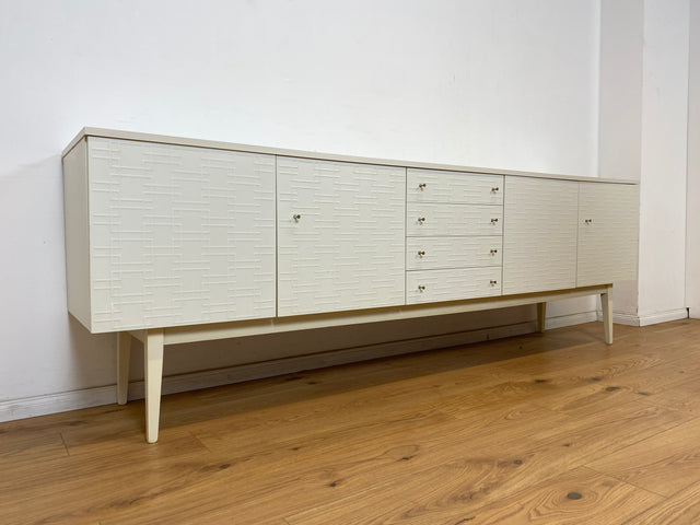 WMK Stilvolles und gut erhaltenes weißes 70er Jahre Sideboard mit Schubladen, Messinggriffen und seltenen reliefartigen Fronten # Kommode TV-Bank TV-Lowboard Fernsehschrank Anrichte Retro Vintage