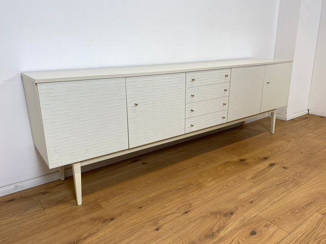 WMK Stilvolles und gut erhaltenes weißes 70er Jahre Sideboard mit Schubladen, Messinggriffen und seltenen reliefartigen Fronten # Kommode TV-Bank TV-Lowboard Fernsehschrank Anrichte Retro Vintage