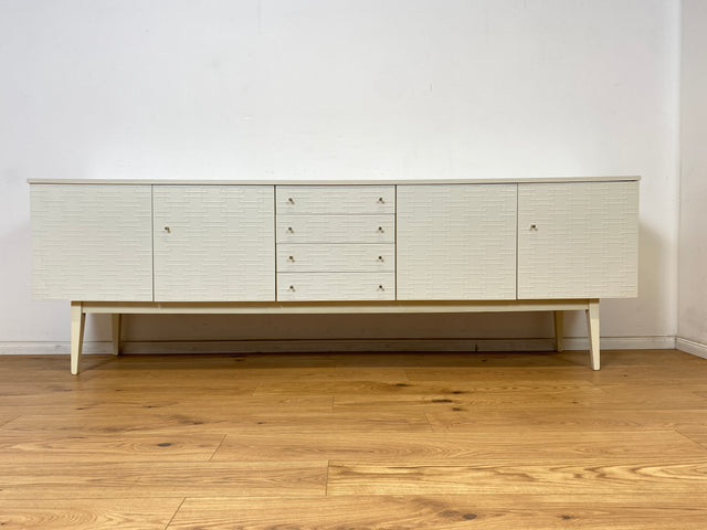 WMK Stilvolles und gut erhaltenes weißes 70er Jahre Sideboard mit Schubladen, Messinggriffen und seltenen reliefartigen Fronten # Kommode TV-Bank TV-Lowboard Fernsehschrank Anrichte Retro Vintage