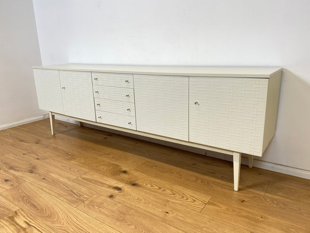 WMK Stilvolles und gut erhaltenes weißes 70er Jahre Sideboard mit Schubladen, Messinggriffen und seltenen reliefartigen Fronten # Kommode TV-Bank TV-Lowboard Fernsehschrank Anrichte Retro Vintage