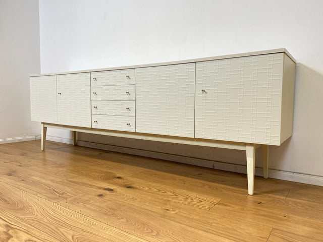 WMK Stilvolles und gut erhaltenes weißes 70er Jahre Sideboard mit Schubladen, Messinggriffen und seltenen reliefartigen Fronten # Kommode TV-Bank TV-Lowboard Fernsehschrank Anrichte Retro Vintage