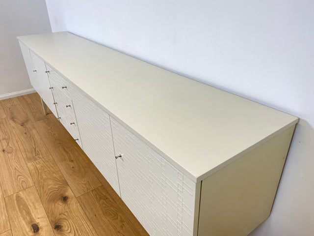 WMK Stilvolles und gut erhaltenes weißes 70er Jahre Sideboard mit Schubladen, Messinggriffen und seltenen reliefartigen Fronten # Kommode TV-Bank TV-Lowboard Fernsehschrank Anrichte Retro Vintage