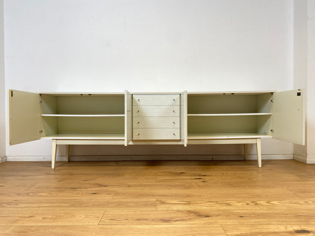 WMK Stilvolles und gut erhaltenes weißes 70er Jahre Sideboard mit Schubladen, Messinggriffen und seltenen reliefartigen Fronten # Kommode TV-Bank TV-Lowboard Fernsehschrank Anrichte Retro Vintage