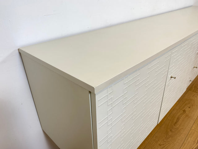 WMK Stilvolles und gut erhaltenes weißes 70er Jahre Sideboard mit Schubladen, Messinggriffen und seltenen reliefartigen Fronten # Kommode TV-Bank TV-Lowboard Fernsehschrank Anrichte Retro Vintage