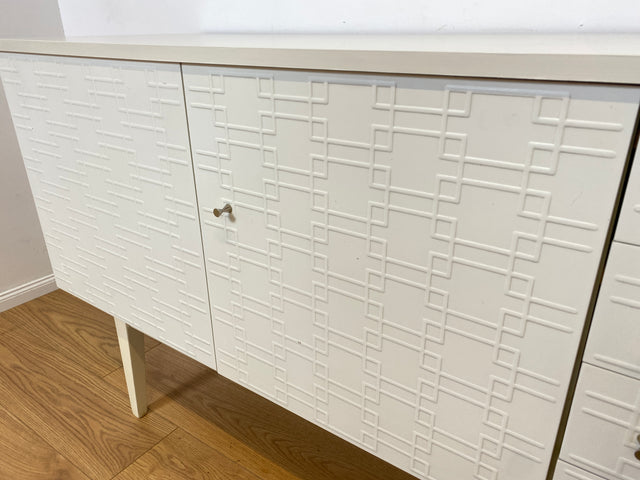 WMK Stilvolles und gut erhaltenes weißes 70er Jahre Sideboard mit Schubladen, Messinggriffen und seltenen reliefartigen Fronten # Kommode TV-Bank TV-Lowboard Fernsehschrank Anrichte Retro Vintage