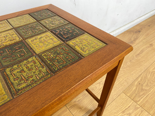 WMK Sehr gut erhaltener skandinavischer Couchtisch mit kunstvollen Fliesen und edlem Teakholz Rahmen # Wohnzimmertisch Beistelltisch Fliesentisch Coffee Table Vintage Mid-Century Danish Design Teak