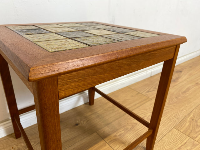 WMK Sehr gut erhaltener skandinavischer Couchtisch mit kunstvollen Fliesen und edlem Teakholz Rahmen # Wohnzimmertisch Beistelltisch Fliesentisch Coffee Table Vintage Mid-Century Danish Design Teak