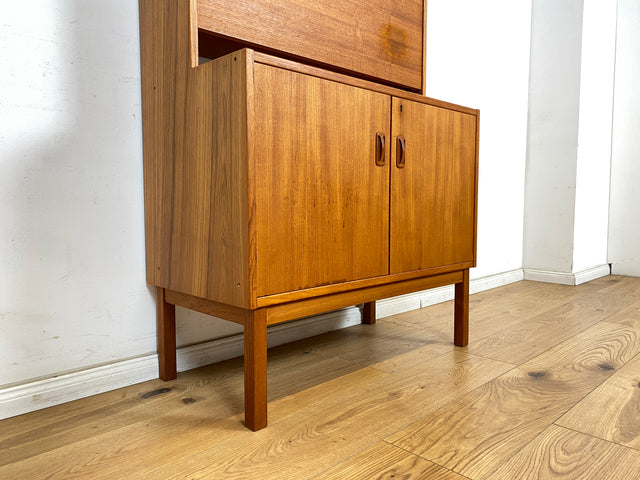 WMK Stilvoller skandinavischer Bücherschrank in Teakholz mit verstell. Regalböden , verspiegeltem Barfach und Holzgriffen # Highboard Bücherregal Regal Barschrank Barkommode Bar Vintage Danish Design