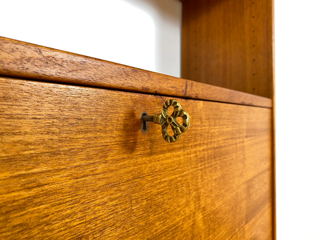 WMK Stilvoller skandinavischer Bücherschrank in Teakholz mit verstell. Regalböden , verspiegeltem Barfach und Holzgriffen # Highboard Bücherregal Regal Barschrank Barkommode Bar Vintage Danish Design