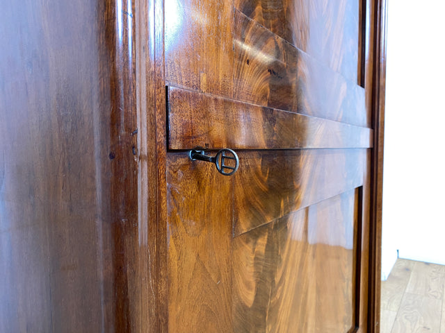 Hochwertiger handpolierter antiker Wäscheschrank in edlem Nussbaum I Biedermeier um 1850 I Schrank Kleiderschrank Highboard Bücherschrank Anrichte Flurschrank Vintage I