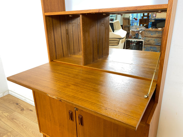 WMK Stilvoller skandinavischer Bücherschrank in Teakholz mit verstell. Regalböden , verspiegeltem Barfach und Holzgriffen # Highboard Bücherregal Regal Barschrank Barkommode Bar Vintage Danish Design