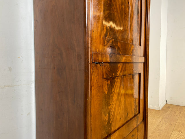 Hochwertiger handpolierter antiker Wäscheschrank in edlem Nussbaum I Biedermeier um 1850 I Schrank Kleiderschrank Highboard Bücherschrank Anrichte Flurschrank Vintage I