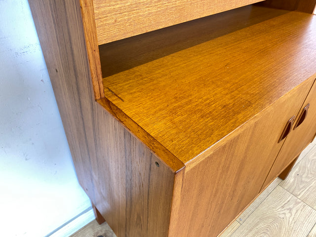 WMK Stilvoller skandinavischer Bücherschrank in Teakholz mit verstell. Regalböden , verspiegeltem Barfach und Holzgriffen # Highboard Bücherregal Regal Barschrank Barkommode Bar Vintage Danish Design