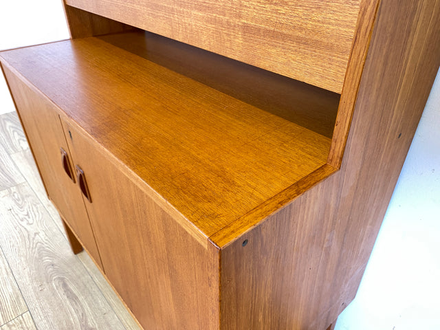 WMK Stilvoller skandinavischer Bücherschrank in Teakholz mit verstell. Regalböden , verspiegeltem Barfach und Holzgriffen # Highboard Bücherregal Regal Barschrank Barkommode Bar Vintage Danish Design