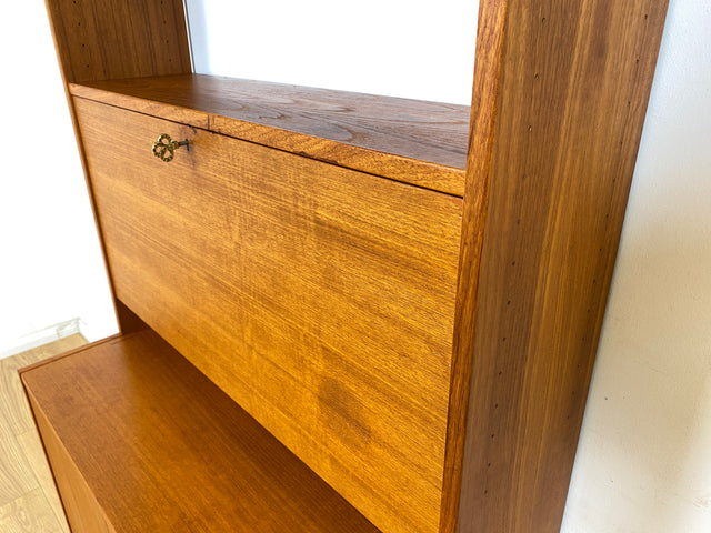 WMK Stilvoller skandinavischer Bücherschrank in Teakholz mit verstell. Regalböden , verspiegeltem Barfach und Holzgriffen # Highboard Bücherregal Regal Barschrank Barkommode Bar Vintage Danish Design