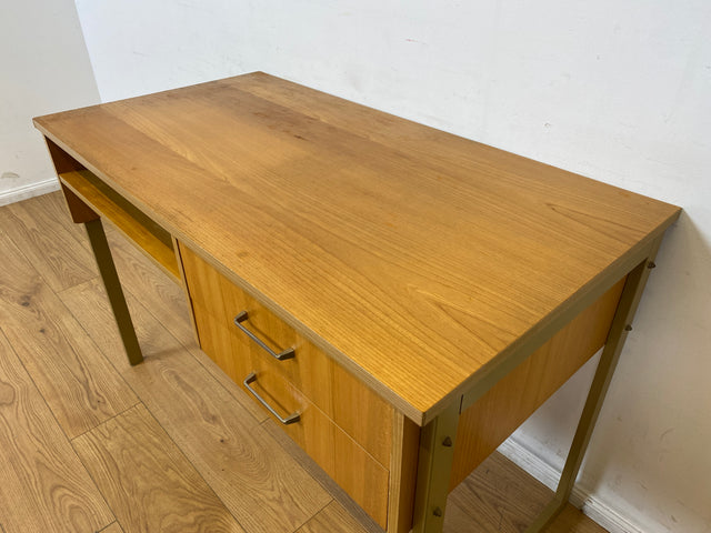 WMK I Stilvoller heller 70er Jahre Schreibtisch , freistellend mit Regal & Kufen Füßen aus Metall I Writing Desk Bürotisch Arbeitstisch Computertisch Retro Mid-Century Vintage I Berlin Leipzig Bremen