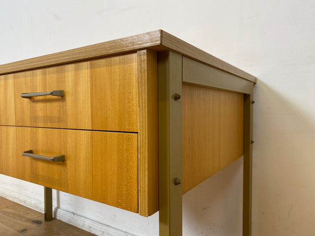 WMK I Stilvoller heller 70er Jahre Schreibtisch , freistellend mit Regal & Kufen Füßen aus Metall I Writing Desk Bürotisch Arbeitstisch Computertisch Retro Mid-Century Vintage I Berlin Leipzig Bremen